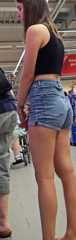 Clueless Teen In Shorts Creepshot Ass
