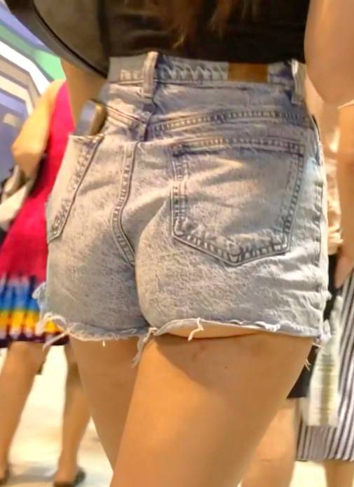 Pretty Face Teen Creepshot Ass In Denim Shorts