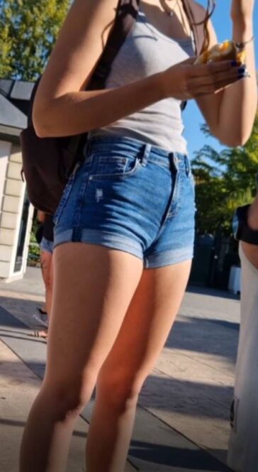 Sexy Legs JB Teen Ass In Shorts
