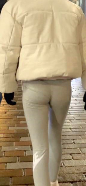 Skinny Daugther In Grey Leggings