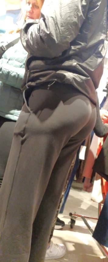 Hot Daugther Ass In Black Pants