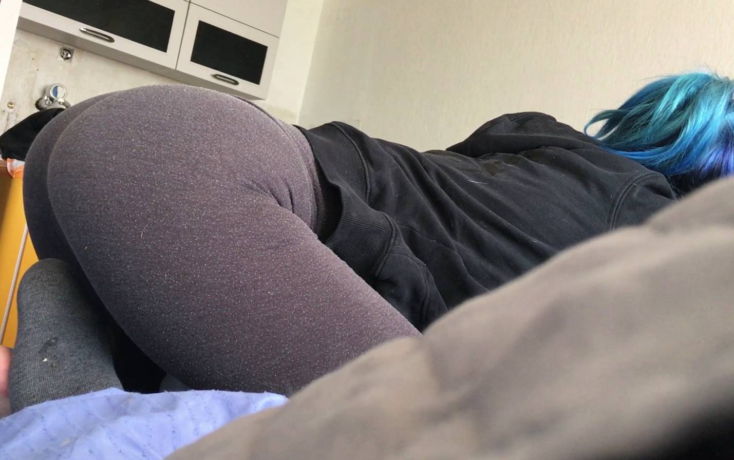 Real Teen Roommate In Leggings