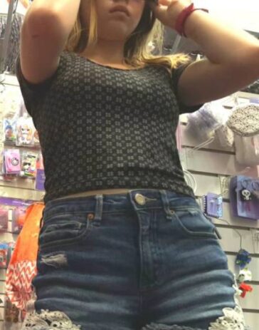 Hot Teen Daugther In Shorts With Mom