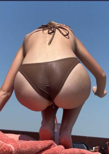 Cute Face JB Teen In Bikini Bending Over