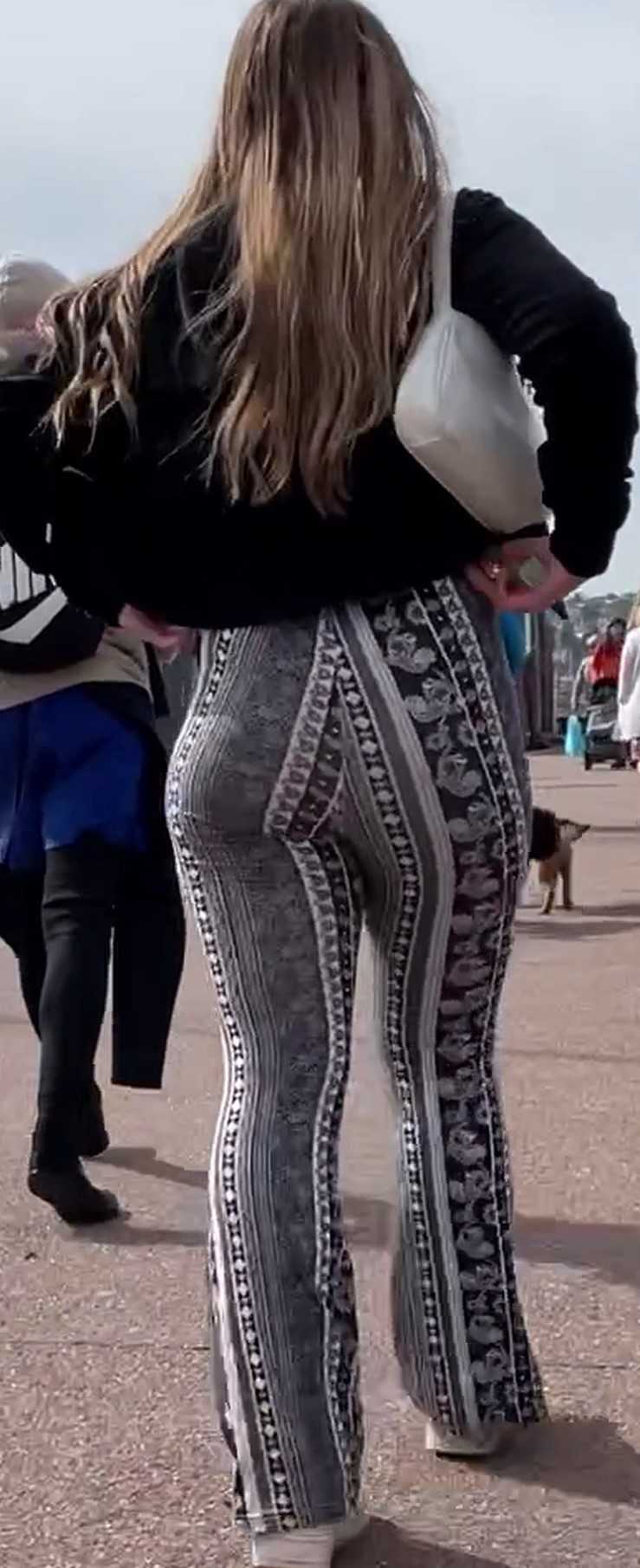 UK Teen Jiggling Ass In Leggings